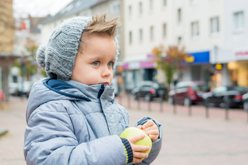 kind mit apfel