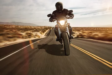 Fotobehang Motorrad fährt durch die Wüste © lassedesignen