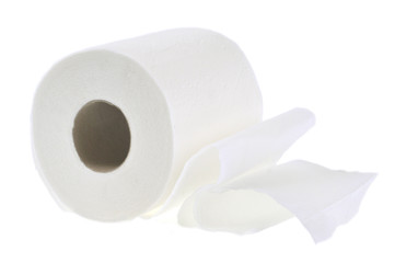 Rouleau de papier toilette sur fond blanc