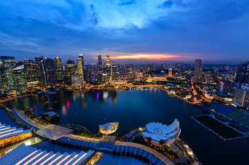 Fototapeta na wymiar Singapore cityscape of the financial district on during sunset, Singapore,singapore cityscape,cityscape of asia,cityscape top viwe on marina bay sand of singapore