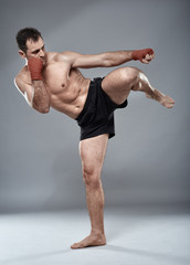 Obraz premium Kickbox fighter on gray background
