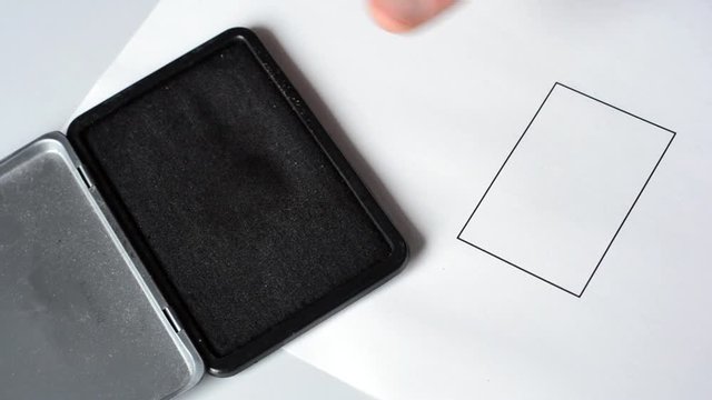 Fingerabdruck vom Daumen wird genommen