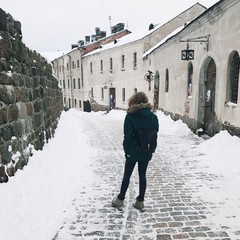 девушка гуляет по городу зимой