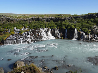 Die Wasserfälle Hraunfossar im Westen von Island