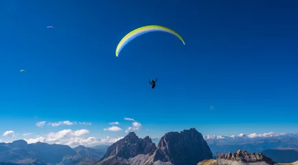 Photo sur Plexiglas Sports aériens Paraglider flying over mountains  