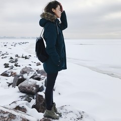 девушка на замерзшем озере 