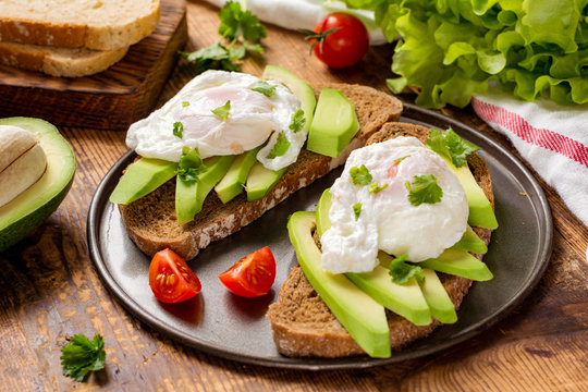 Healthy sandwiches with poached egg and avocado
