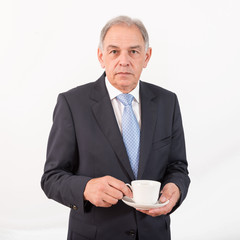 Mann als Beamter, Vertreter, Anwalt oder Verkäufer mit Kaffeetasse in der Hand