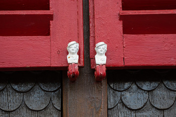Kunstvoll gestaltete Fensterarretierungen im Schweizer Wallis