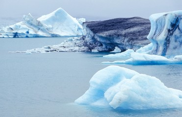 Fototapeta na wymiar Eisberge auf dem Jökulsárlòn, im Hintergrund der Vatnajökull-Gletscher, Austurland, Island 