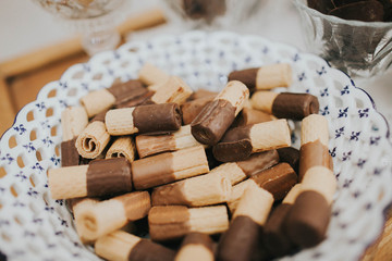 mesa de postes y dulces para celebracion