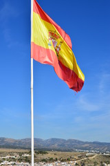 Spanische Fahne auf der Festungsanlaga La Mota in Alcalá la Real, Jaén (Andalusien)