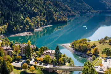 Foto auf Alu-Dibond Molveno-See in den Dolomiten, Italien. Am Ufer des Molveno-Sees und am Fuße der Brenta-Dolomitengruppe gelegen, ein beliebter Sommer- und Winterurlaubsort © lorenza62