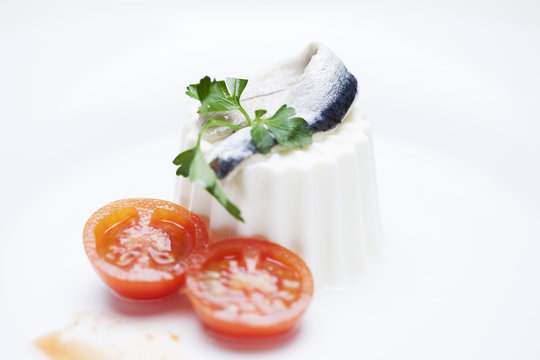 queso freso con boqueron en viagre, tomate y perejil