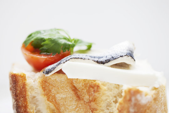 Tapa de queso con tomate y boqueron