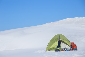 Tent winter mountains.