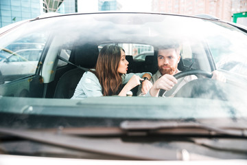 Woman hurry man in car