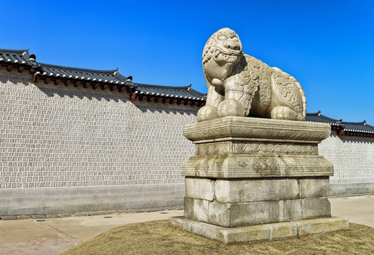 Mythological lion Haechi statue at Gyeongbokgung Palace gate in Seoul