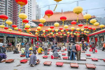 People praying in Wong Tai Sin Temple in Kowloon HK - obrazy, fototapety, plakaty