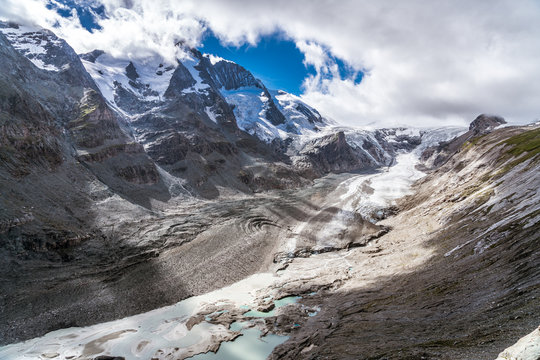 Wolkenmeer um den Großglockner in den österreichischen Alpen plus Gletschersee