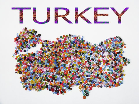 Dağınık halde duran bileklik ve renkli boncuklar