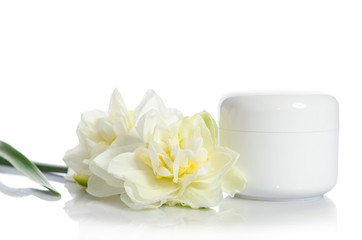 Obraz na płótnie Canvas Jar of beauty cream with flowers isolated on white background