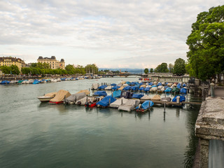 Fototapeta na wymiar vistas desde el río Limmat en Zurich , Suiza, en el verano de 2016 OLYMPUS DIGITAL CAMERA