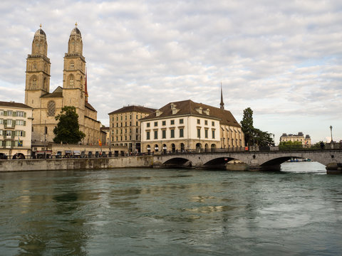 vistas a la iglesia Grossmünster , una de las tres principales de Zurich , desde el río Limmat  , Suiza, en el verano de 2016 OLYMPUS DIGITAL CAMERA