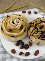 Hefeteigschnecke mit Rosinen und Carob