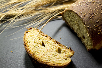 Pane nero siciliano su ardesia