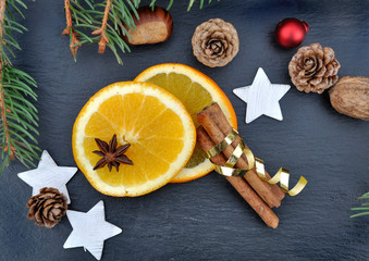 rondelles d'orange et bâtons de cannelle sur ardoise dans décoration de Noël