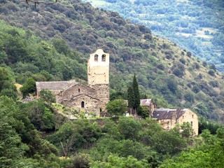 Fototapeta na wymiar Pyrénées orientales Olette - Hameau d'Evol - Eglise Saint-André