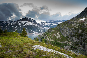 Fototapeta na wymiar Frühmorgens in den walliser Alpen