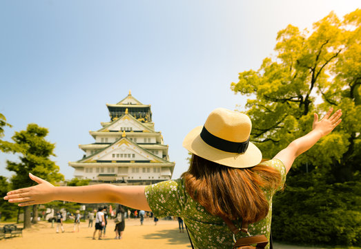 Tourist is enjoy traveling at Osaka Castle.
