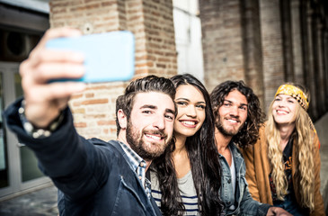 Fototapeta premium Przyjaciele przy selfie w mieście