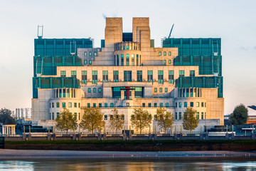 Naklejka premium Na zewnątrz budynku Secret Intelligence Service (SIS, MI6) w Londynie
