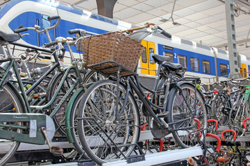 Fototapeta na wymiar fahrräder, bahnhof, rotterdam, niederlande 