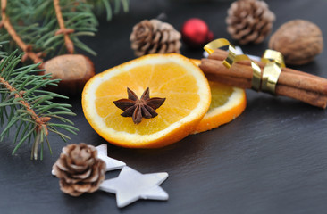 cannelle sur rondelles d'orange dans décoration de Noël sur fond ardoise