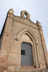 Fototapeta na wymiar Small chapel and mountain near the monastery of Montserrat in Ca