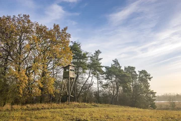 Foto auf Acrylglas Jagd nebliger Herbstmorgen über dem Tal, Jagdturm am Rand