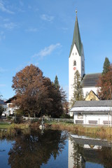 Obraz premium Kirchenspiegel in Oberstdorf im Kurpark