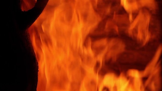 olla en la chimenea con grandes llamas para guisar