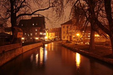 Fototapeta na wymiar Hinter der Krämerbrücke bei Nacht
