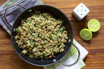 Quinoa Salat mit Linsen und Petersilie, fotografiert mit natürlichem Licht (Selektiver Fokus, Fokus oben auf den Salat)