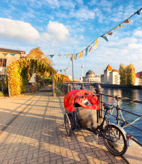 Obraz premium Central Berlin in Autumn, riverside.