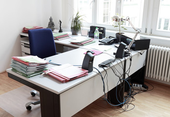 Aufgeräumter und strukturierter Schreibtisch im Büro
