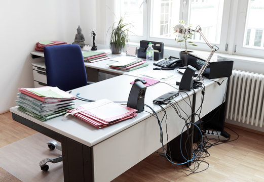 Aufger&auml;umter und strukturierter Schreibtisch im B&uuml;ro
