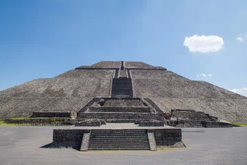 Zelfklevend Fotobehang Frontal view of the Sun Pyramid at Teotihuacan Ruins - Mexico City, Mexico © diegograndi