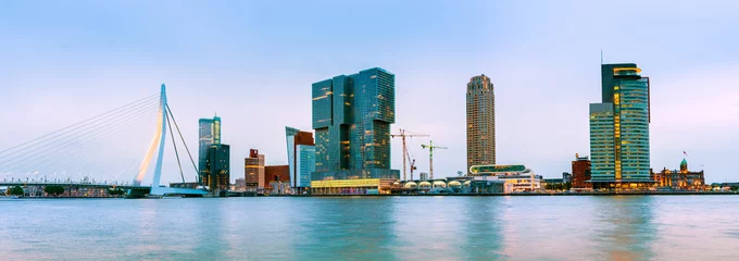 Fotobehang Erasmusbrug Erasmusbrug en de skyline van Rotterdam op het blauwe uur, Nederland