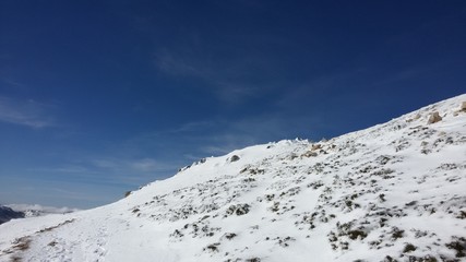 Fototapeta na wymiar Montaña, cielo y nieve